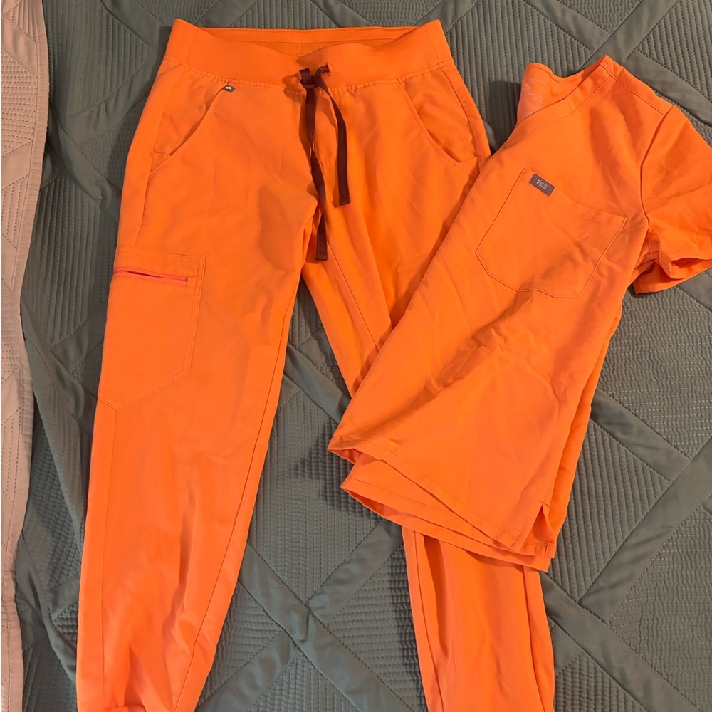 Figs Coral Top and Bottom scrub set